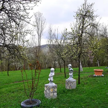La Sălaşul Fermecat în Cheile Carasului Cabană *