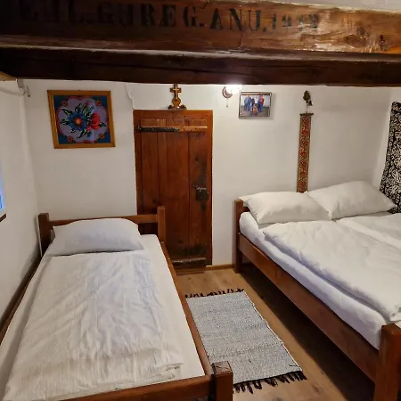 Cabană La Sălaşul Fermecat în Cheile Carasului